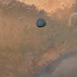 Hera observe Mars, en arrière plan, et sa seconde lune Deimos, au premier plan, au mois de mars 2025.