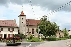 L'église Saint-Dié et fontaine.