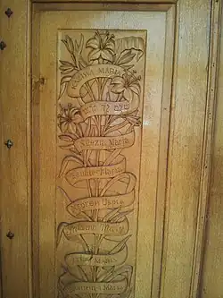 Portes de bois avec l'Ave Maria en différentes langues.