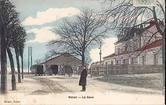 La cour aux marchandises, au début du XXe siècle. Au premier plan, la voie du tramway de Melun à Barbizon.
