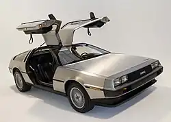 Un coupé aux lignes anguleuses, avec des portières papillon relevées.