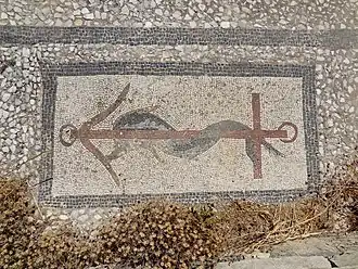 Mosaïque avec un motif dauphin et ancre