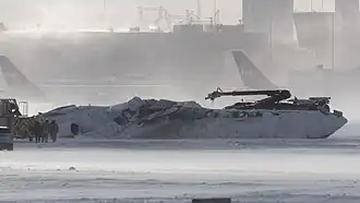 L'épave du Bombardier CRJ900, renversé sur le dos, photographié après l'accident du vol 4819.