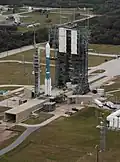 Aire de lancement 17B de Cap Canaveral : on peut distinguer la tour d'assemblage un peu écartée du lanceur, la tour ombilicale et 3 carneaux.