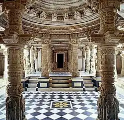 Les Temples de Dilwara (en) (mont Abu) sont réputés pour leurs beauté artistique.