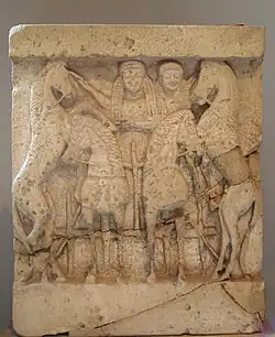 Déméter et Perséphone/Korè sur un quadrige. Métope, Temple Y de Sélinonte. Calcaire. H. 84&nbsp;cm. Musée archéologique Régional (Palerme)