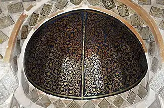 Arabesques végétales constituées de rinceaux de vignes peintes sur la demi-coupole du mihrab de la grande mosquée de Kairouan (Tunisie).