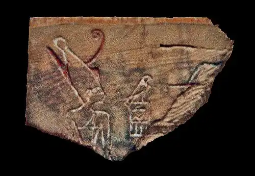 Étiquette d'ivoire  de Den découverte dans sa tombe et représentant le roi avec la double-couronne-pschent.