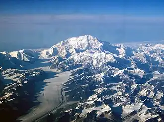 Le glacier Kahiltna à gauche.