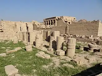 Ruines du mammisi de Dendérah construit par Nectanébo&nbsp;Ier.