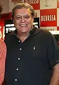 Dennis Carvalho quitta "Roque Santeiro"; mais en 1988 il dirigea le succès retentissant "Vale Tudo" (Tout est permis)