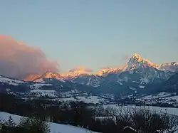 La Dent d'Oche, au sud-est de Saint-Paul, domine le paysage.