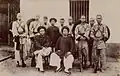 Le Seigneur Đèo Văn Tri (assis à gauche), Kam-Doi (assis à droite) et les Pavillons Noir - (Circa 1890)
