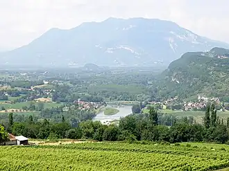 Vue depuis Jongieux au sud de la partie méridionale de la Chautagne avec le Molard de Lavours (au second plan au centre), dominé par le Grand Colombier (en arrière plan).