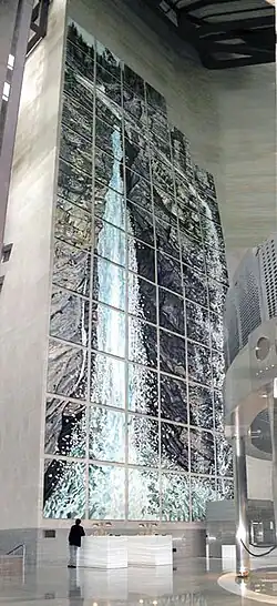 Photographie d'une peinture murale représentant une cascade d'eau
