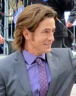 Dermot Mulroney interprète le révérend John Wesley Seasons.