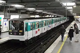 Le dernier MF 67 de la ligne 9 entrant en station en direction de Mairie de Montreuil.