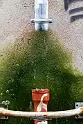 Descente tronquée laissant s’échapper l’eau de pluie.