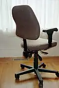 Une chaise de bureau.