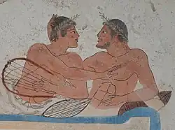 Idem, intérieur de la tombe, mur Nord. Banquet : jeune homme imberbe (éphèbe) et homme adulte, barbu, qui attire le plus jeune à lui.