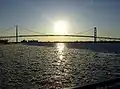 Le pont et la rivière Détroit embaclée de glace.