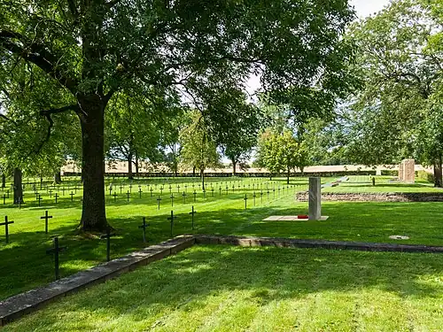 Tombes individuelles et ossuaires.