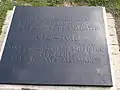 Plaque au sol à l'entrée.