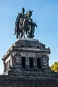 Le socle et la statue équestre.