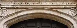 Devise en latin au-dessus de la porte de la tour : VIVITUR INGENIO CETERA MORTIS ERUNT ("On vit par l'esprit, tout le reste appartient à la mort")