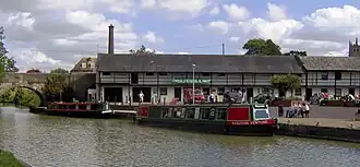 Deux bateaux étroits sur le canal avec le musée du canal en arrière plan