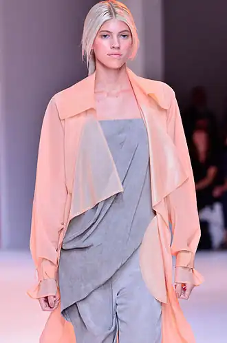 Devon Windsor défilant pour Porsche Design.