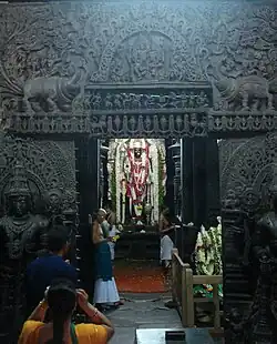 Dévotions à Vishnou à l'entrée du garbha-griha