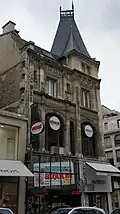 immeuble d'angle avec la rue Talleyrand.