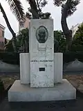 La colonne avec le buste du poète, sur la Promenade de Diano Marina.