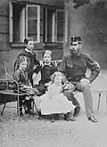 Marguerite avec son père et ses frères en 1873.
