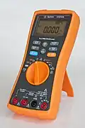 Un multimètre numérique portable