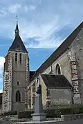 Sacristie au premier plan et clocher.