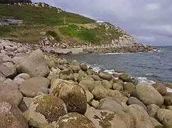 Vue sur la montagne voisine depuis la jetée