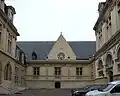 Le tribunal Civil à gauche
