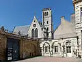 La cour d'honneur et, au second plan, l'église Saint-Jean de Dijon