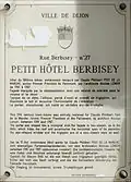 Plaque d'information trilingue (français, anglais et allemand).