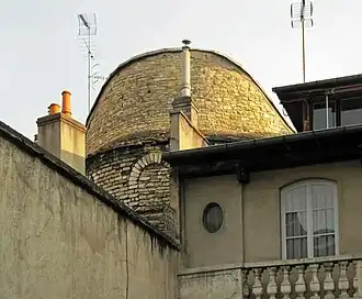 Ancienne tour romaine se détachant de bâtiments plus récents