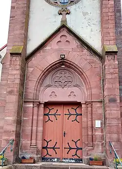 Le parvis de l'église.