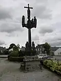 Dinéault : le calvaire de l'enclos paroissial (construit par Roland Doré).