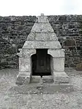 Dinéault : la fontaine de dévotion (datée de 1746) située près de l'église Sainte-Marie-Madeleine.