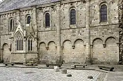 Photographie d'un mur d'église romane très orné.