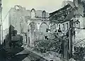 L'église Saint-Pierre totalement effondrée. Quelques arches et fenêtres gothiques ont échappé à la ruine.