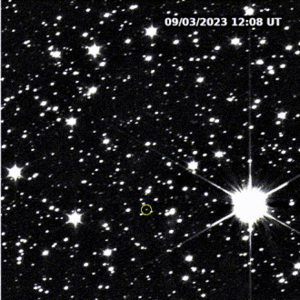 Premières images de Dinkinesh (cercle jaune) prises par Lucy en septembre 2023 à 23 millions de km de l'astéroïde.