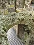 Photographie d'un trou dans une arche située au-dessus d'un passage couvert