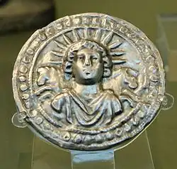 Disque dédié à Sol Invictusportant la couronne radiée(Pessinonte, IIIe siècle).